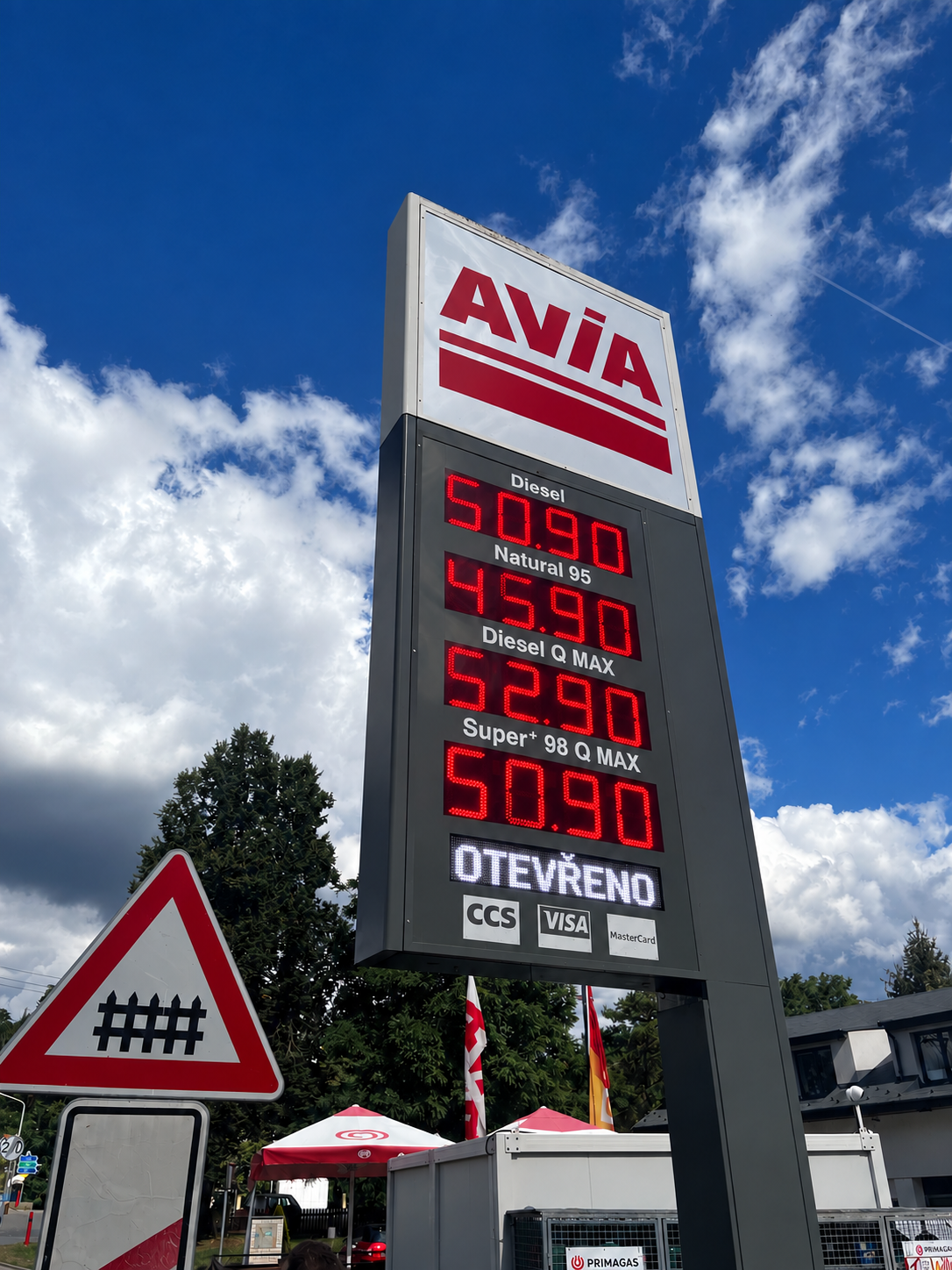 Renovace cenovkového totemu na čerpací stanici AVIA